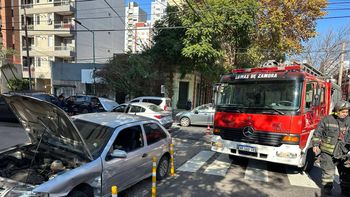 Fuerte choque entre dos vehículos en Lomas: asistieron a una mujer con un traumatismo