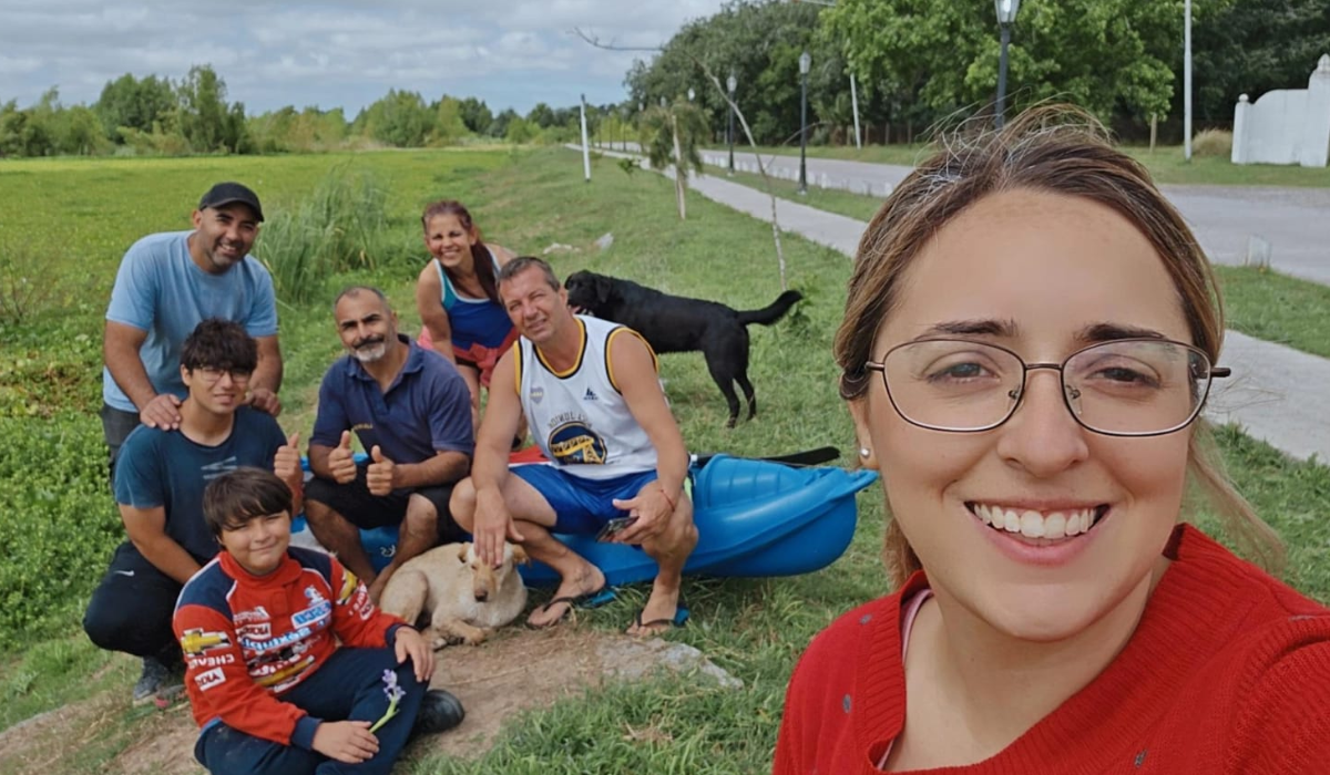En la orilla, a la perra ya la esperaba el cariño de la gente y también una nueva familia.  