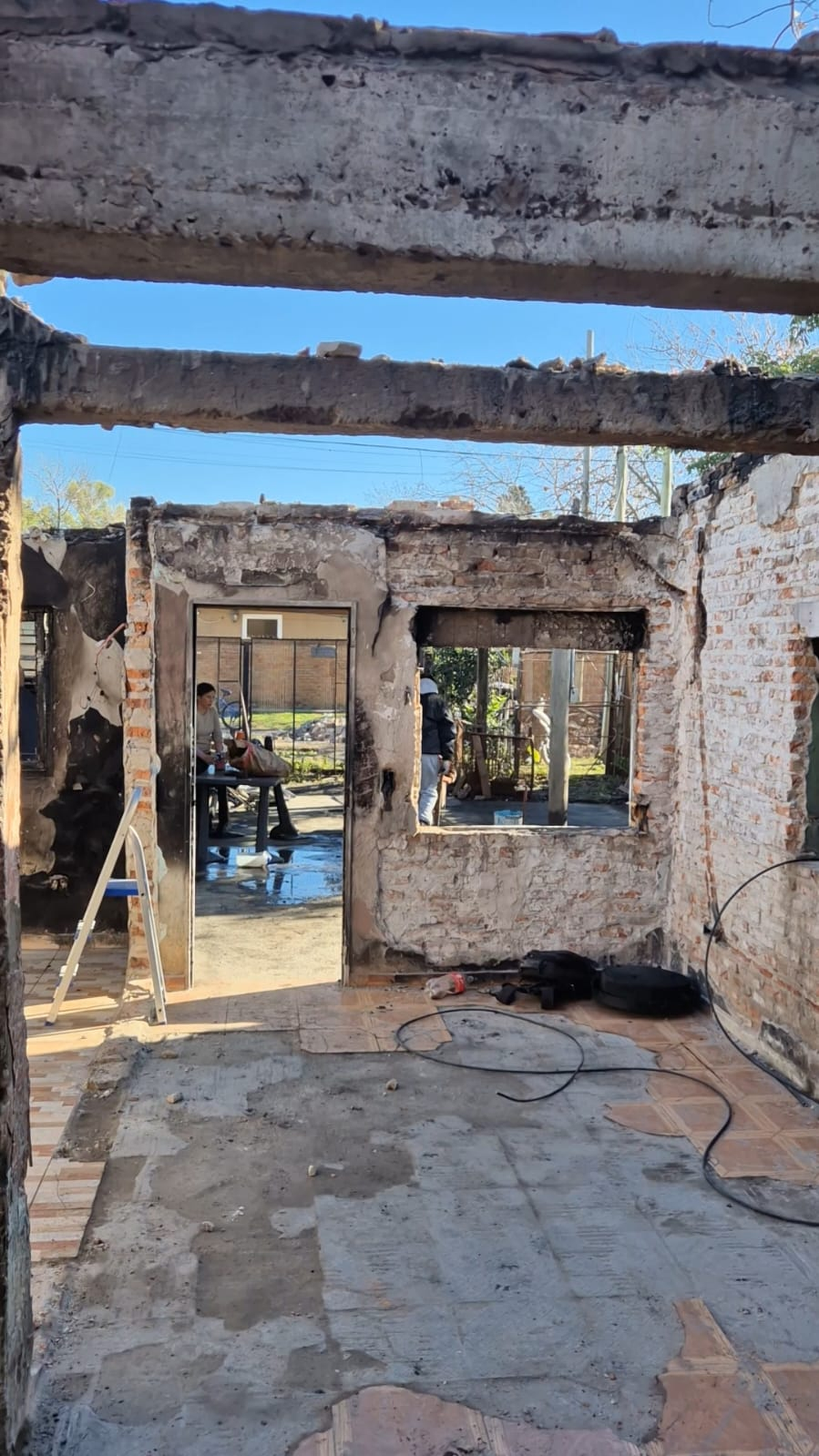 La estructura de la casa está gravemente dañada. La estructura de la casa está gravemente dañada.