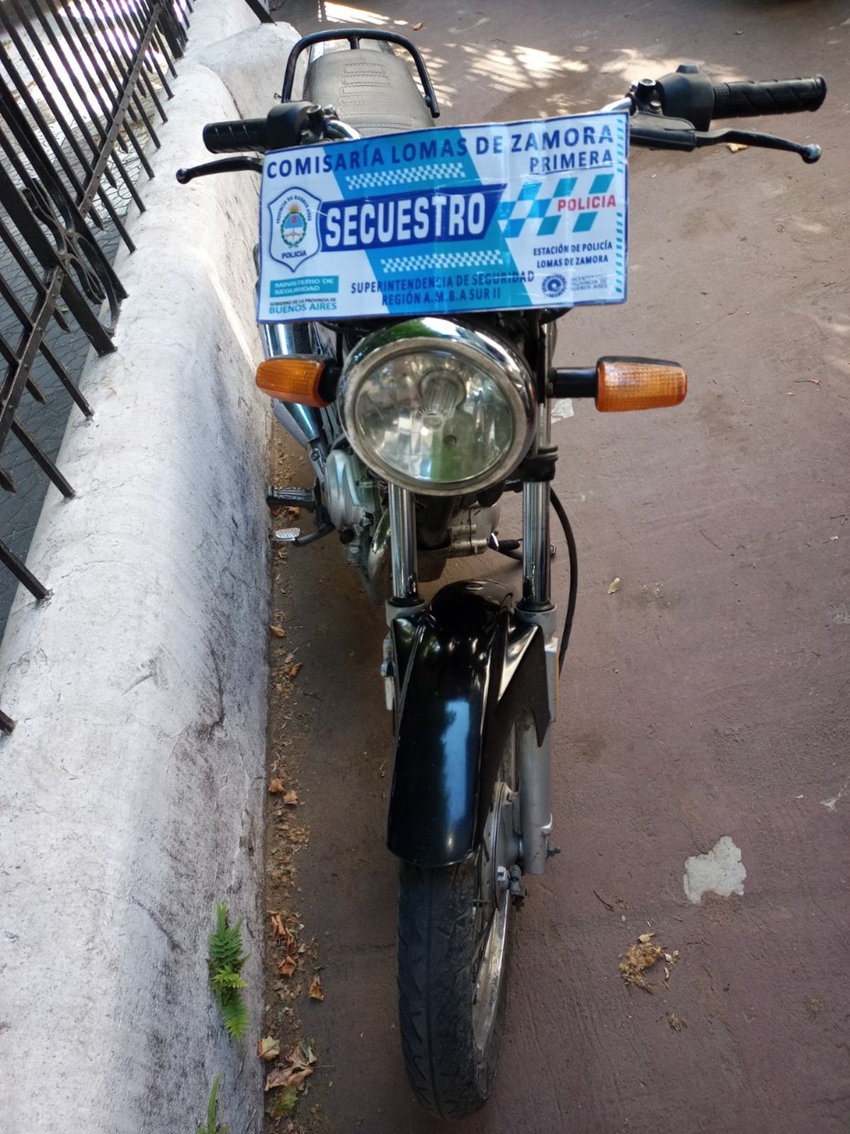 Moto incautada al motochorro en Lomas de Zamora.