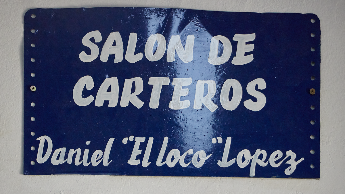 La emoción del cartero El Loco López: una sala del Correo de San Vicente lleva su nombre