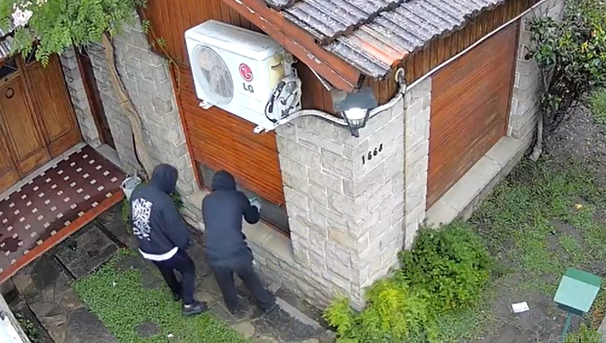 El momento del robo quedó registrado mediante las cámaras de seguridad en Lanús.