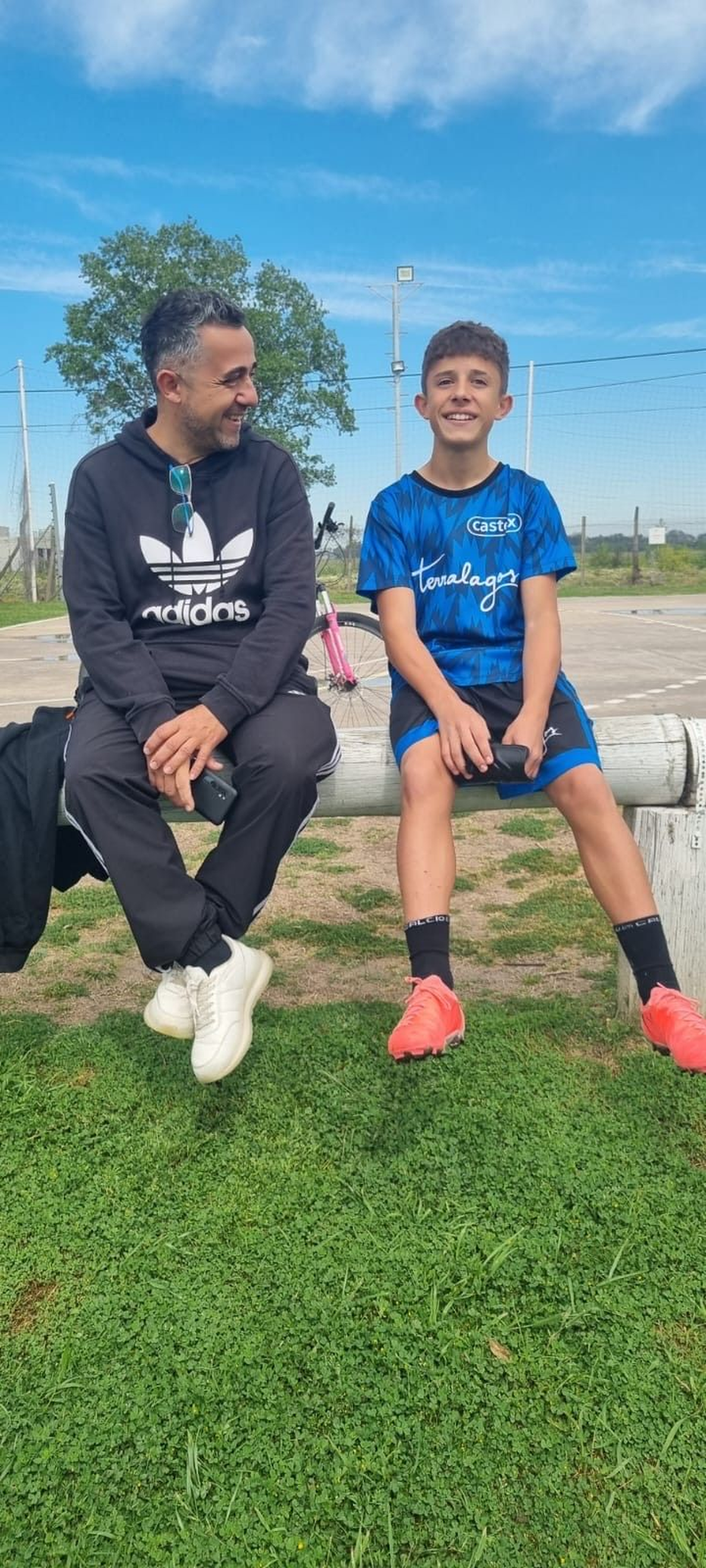 En Terralagos, junto a su papá, que lo hizo hincha de Boca.