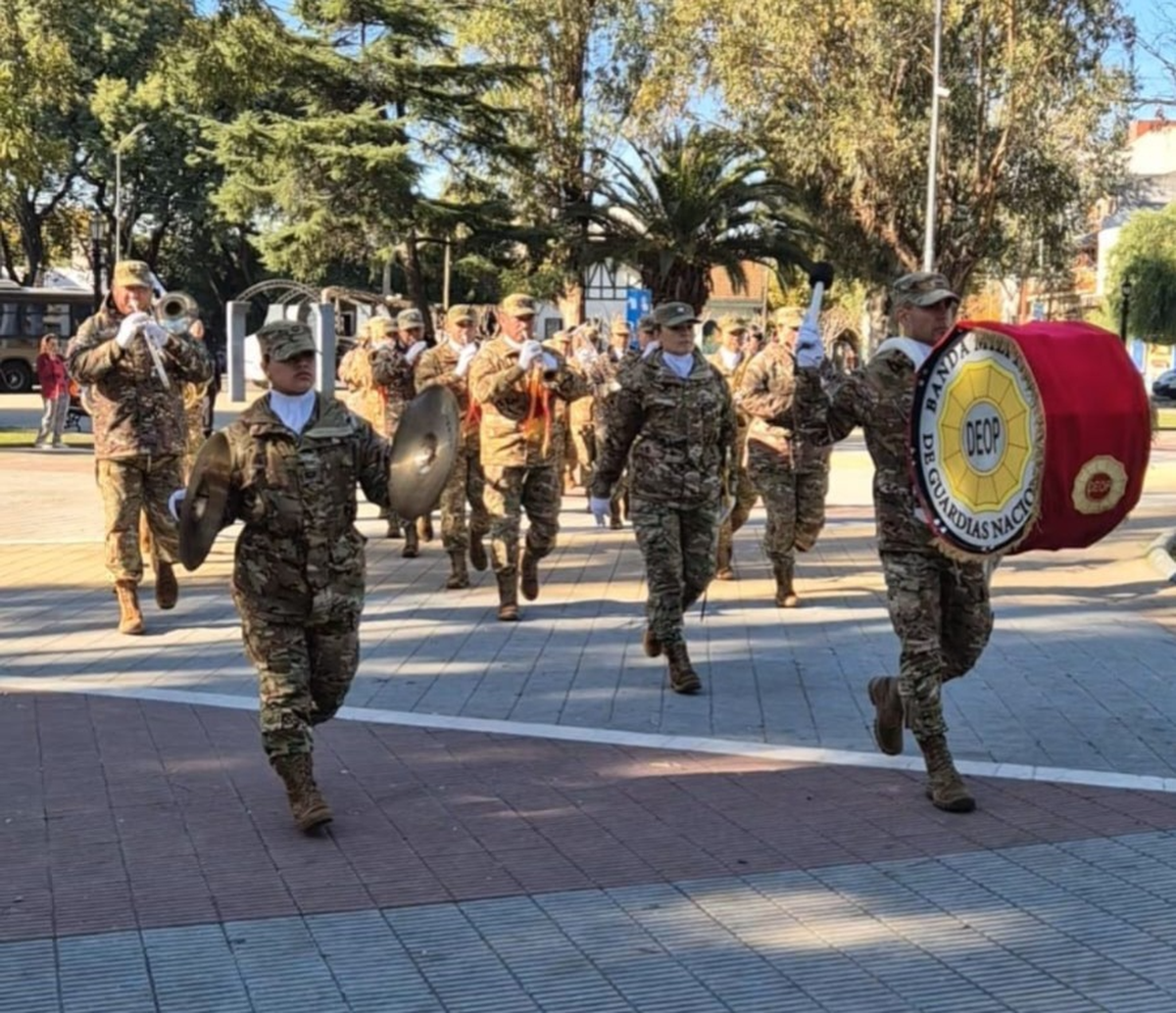 La interpretación de la Banda Militar duró aproximadamente una hora. La interpretación de la Banda Militar duró aproximadamente una hora.