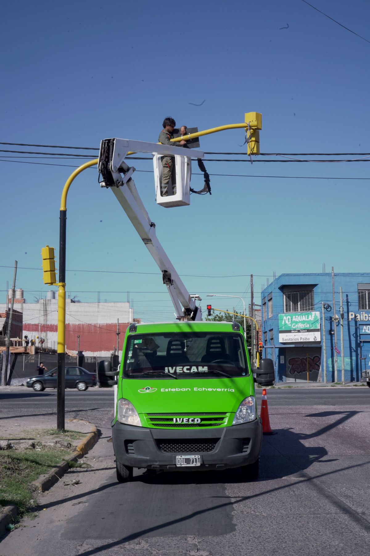 Los equipos del Municipio de Esteban Echeverría colocan contadores para semáforos.