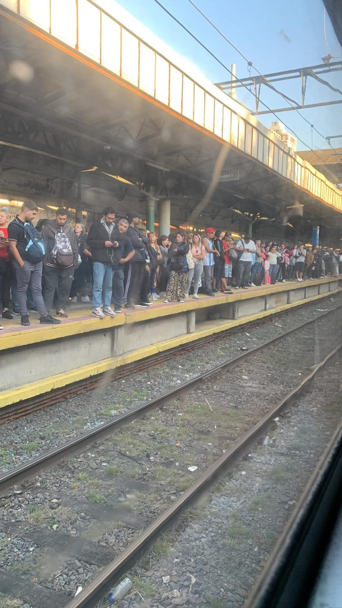 Hay largas filas en las estaciones ferroviarias, incluida la de Lomas de Zamora. Hay largas filas en las estaciones ferroviarias, incluida la de Lomas de Zamora.