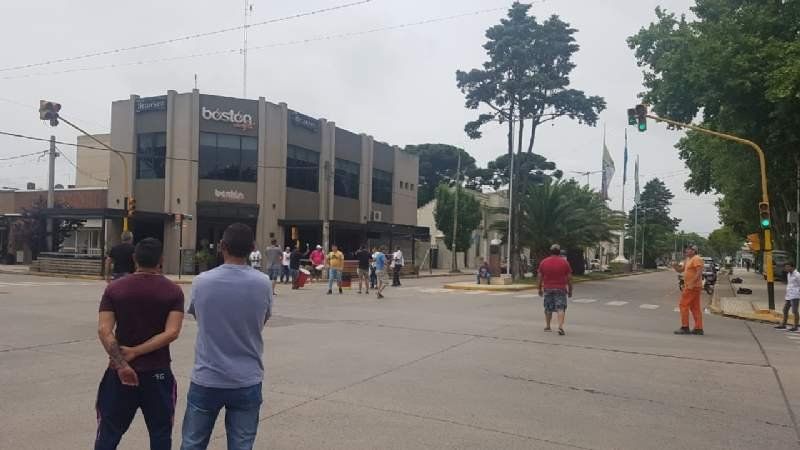Sigue el conflicto por los 100 cesanteados en San Vicente: protestas y reuniones en Trabajo
