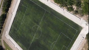 Alejandro Korn: la cancha del Padre Mugica ya cuenta con césped sintético y le harán tribunas