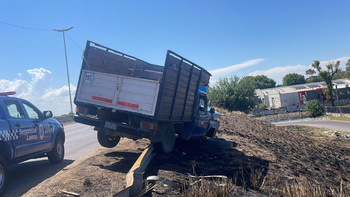 Llavallol: una camioneta perdió el control en Camino de Cintura tras chocar con un camión