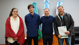 esteban echeverria: fernando gray entrego un subsidio a estudiante para viajar a una beca internacional