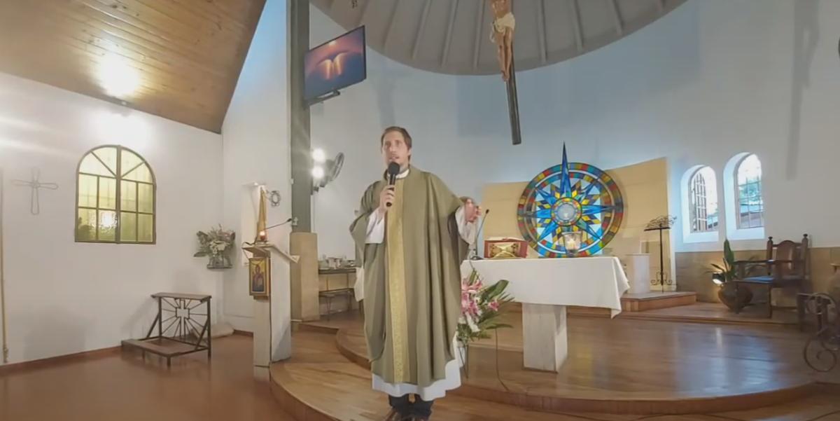 Gustavo Oubiña en la parroquia Nuestra Señora de Luján, José Mármol. 