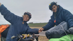 la historia de dos vecinos de burzaco que renunciaron a todo para recorrer el pais en bicicleta