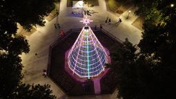 monte grande: encendieron el tradicional arbol de navidad en la plaza mitre