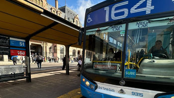 Una línea de colectivos del Conurbano suma servicios extra por el partido de Argentina para agilizar la vuelta a casa