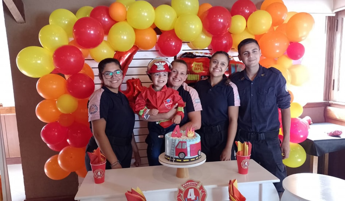 Emotiva sorpresa de los Bomberos de Esteban Echeverría en el cumpleaños de un nene