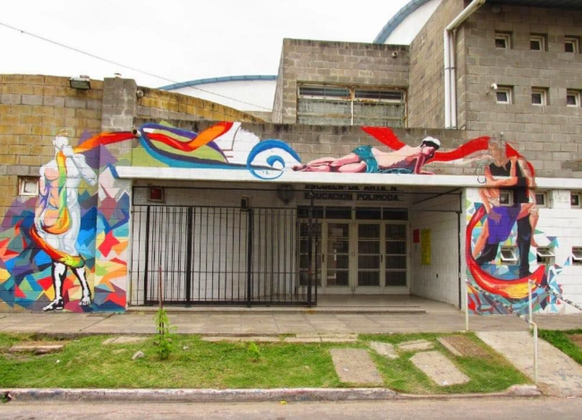 El frente del Polivante a&ntilde;os atr&aacute;s, con un mural hecho por los estudiantes.