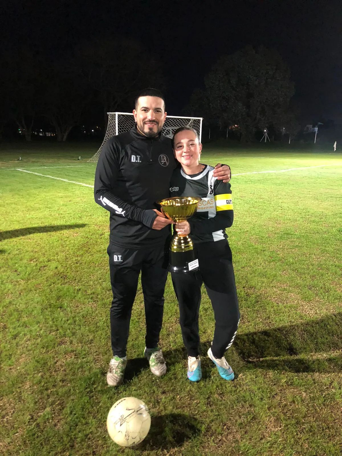 &ldquo;Coti&rdquo; P&eacute;rez, capitana del equipo, junto a &Aacute;ngel Macias, entrenador.
