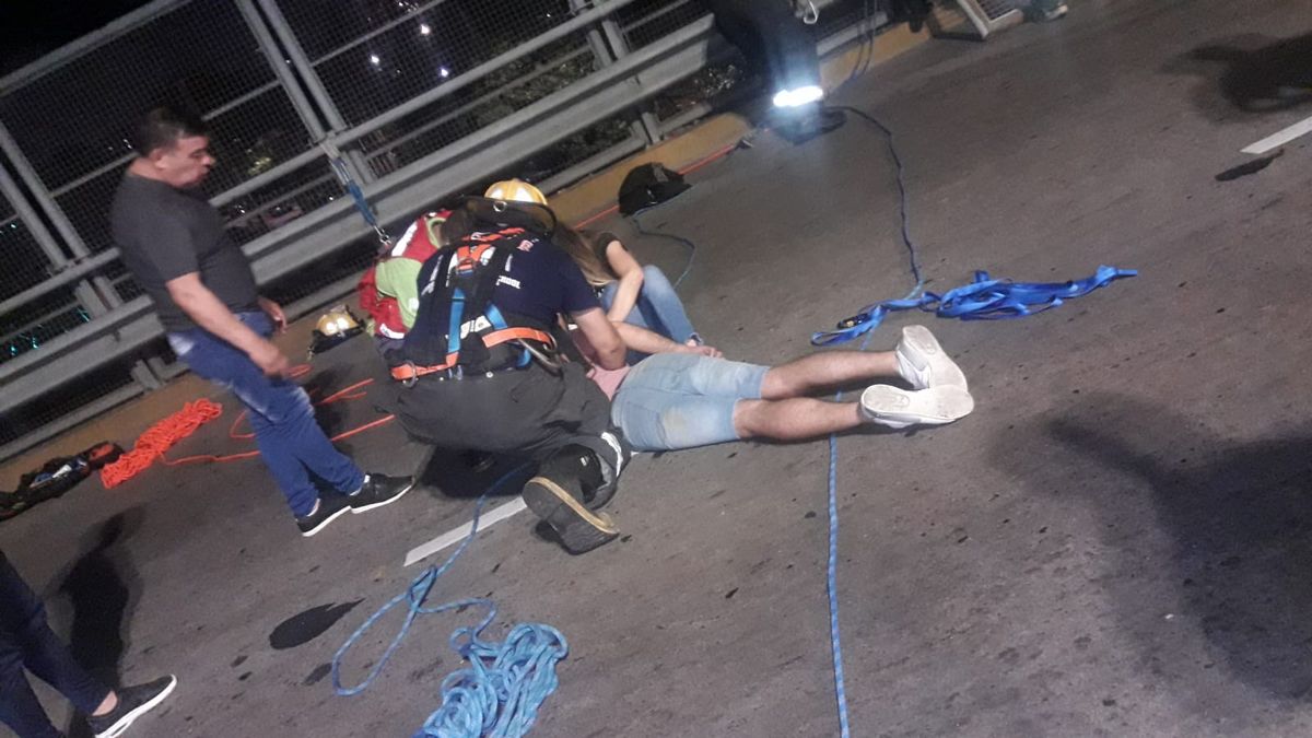 Lanús: rescataron a un hombre que intentó tirarse desde un puente hacia Hipólito Yrigoyen