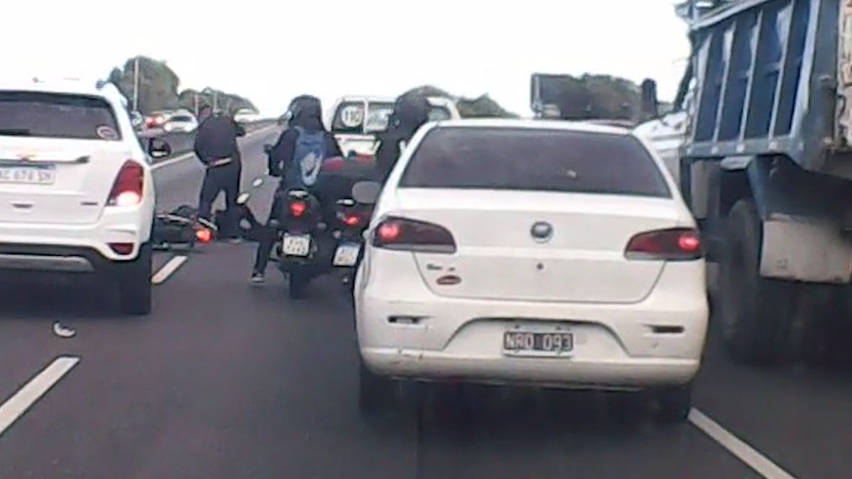 Video: pelea en la General Paz termina con una patada voladora contra un motociclista