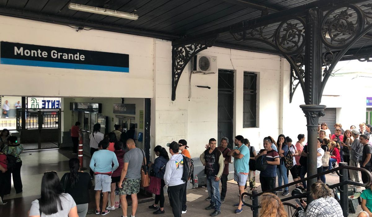 Largas filas en las estaciones de trenes para comprar pasajes para la Costa