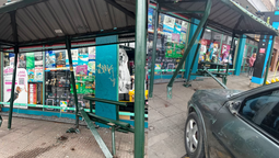 choque en monte grande: un auto termino sobre la vereda tras impactar contra una parada de colectivos