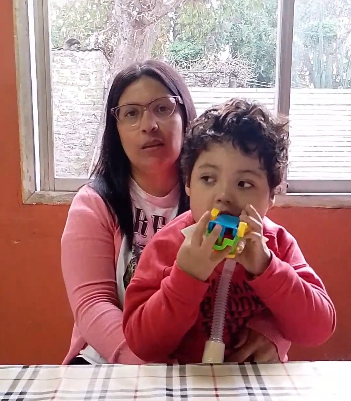 Erik junto a Natalia, su mamá.