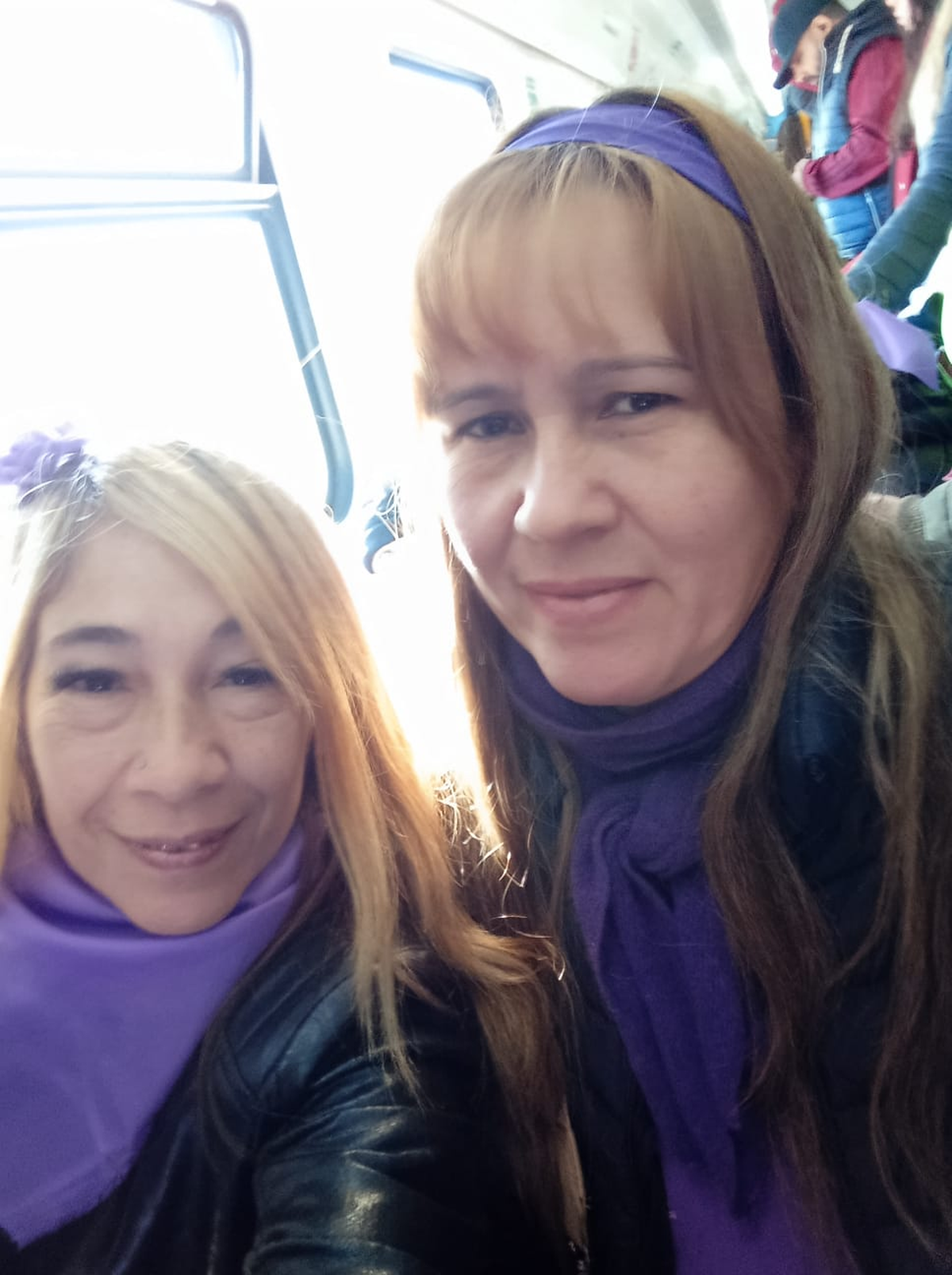 Vanessa y Claudia yendo a la manifestación. 