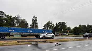 Ezeiza: cayó un poste de luz sobre la Ruta 58 tras las fuertes tormentas