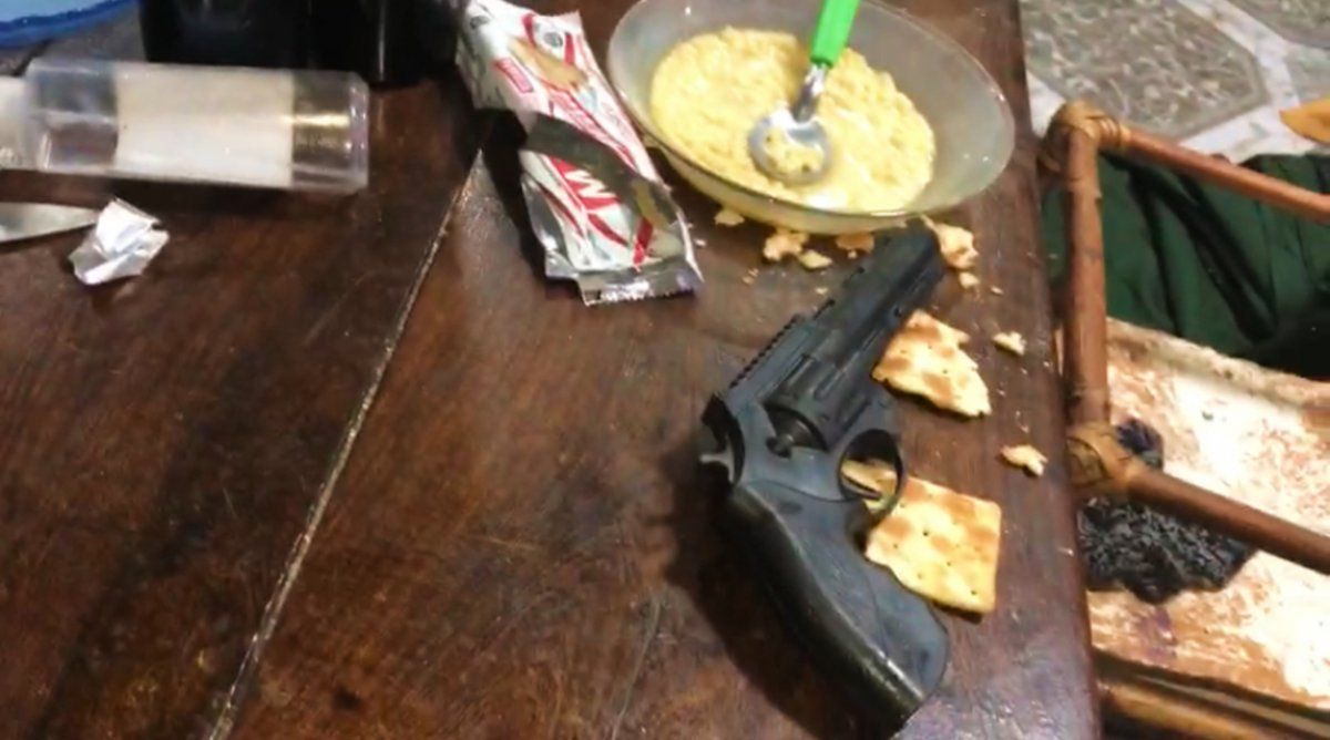 Allanamientos. En uno de los domicilios registrados encontraron un arma sobre una mesa. La policía la incautó. 