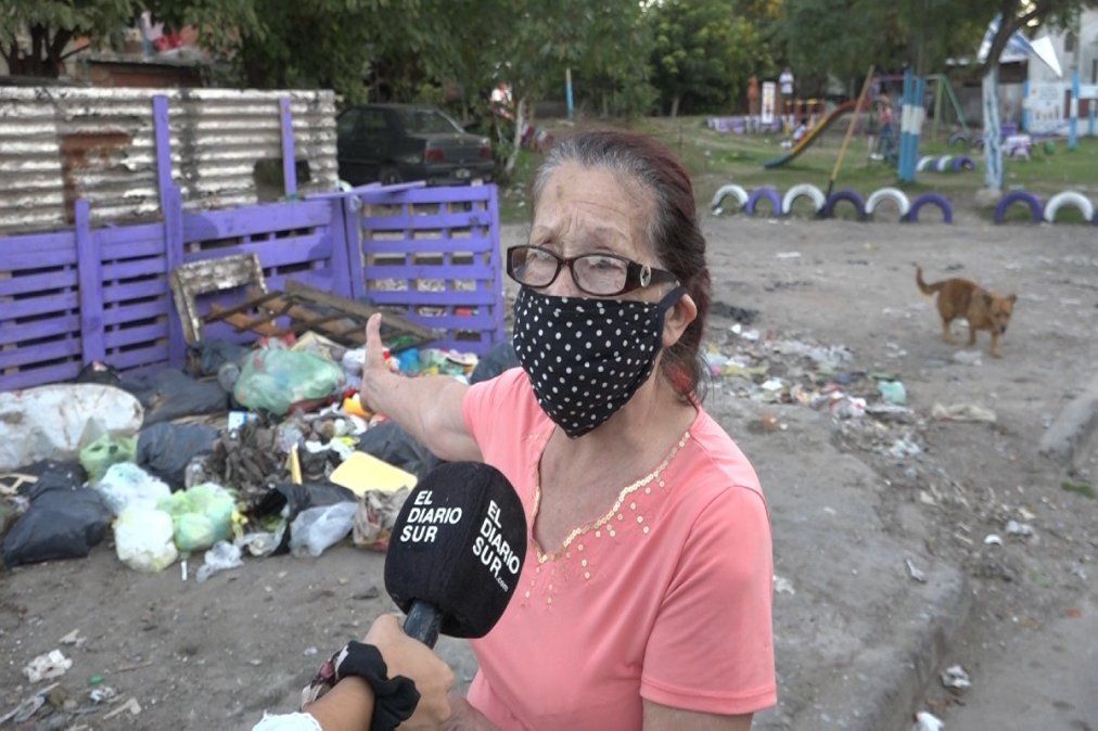 Una de las vecinas de Villa Ilaza, Lan&uacute;s, en el basural.