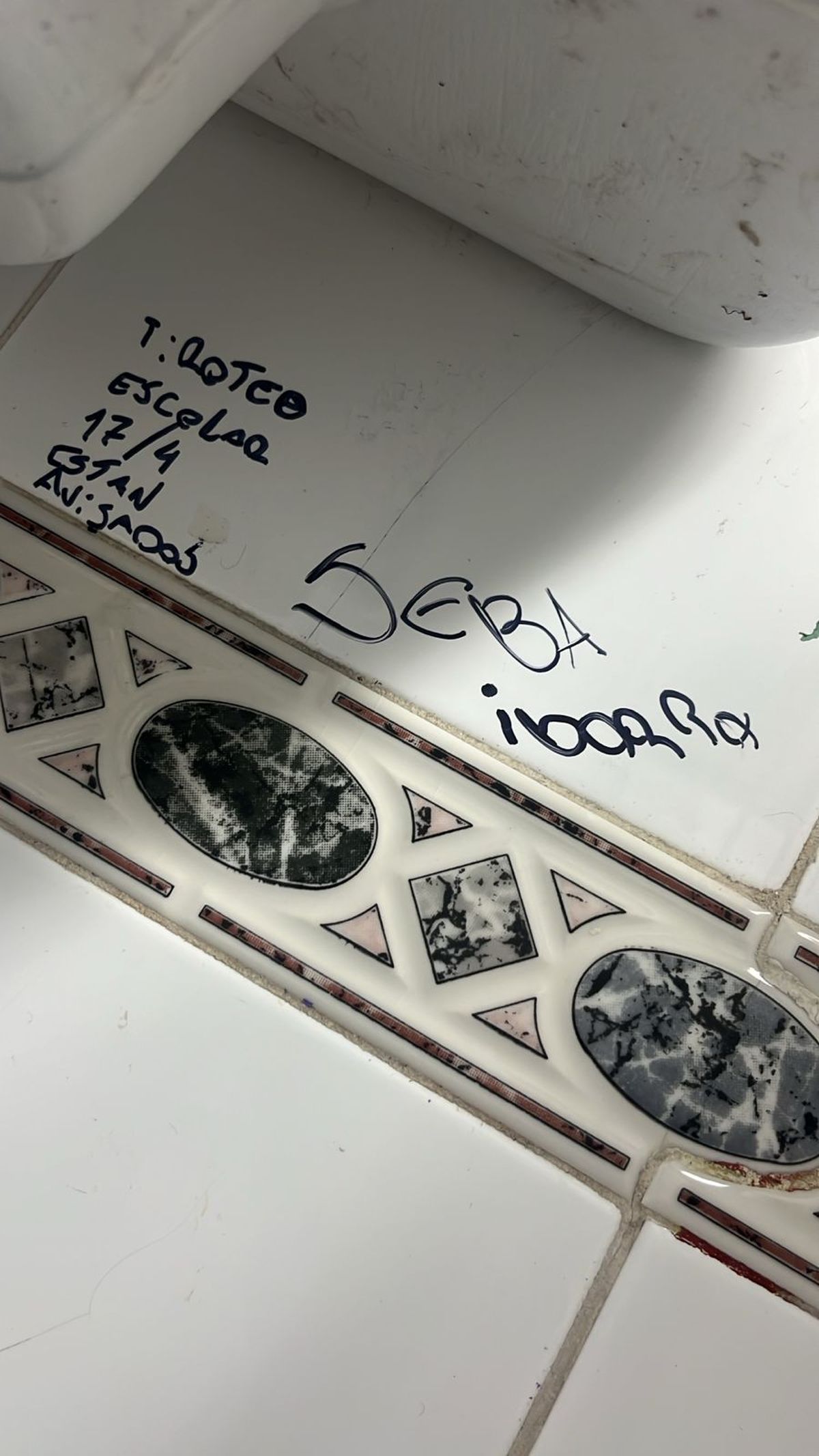 El mensaje escrito en la escuela de Solano, Almirante Brown.