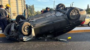 Choque en Almirante Brown: un auto volcó y asistieron a los ocupantes