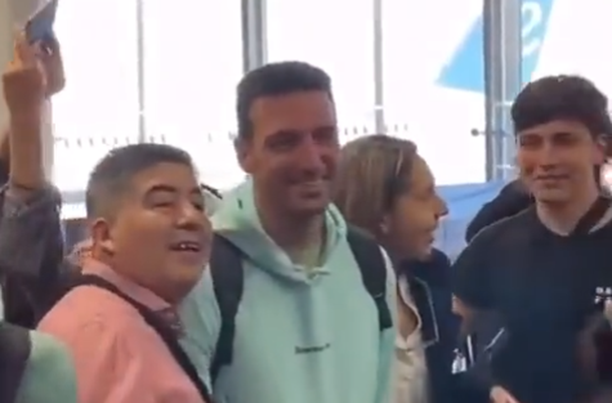 Scaloni junto a los hincas en el aeropuerto de Ezeiza.