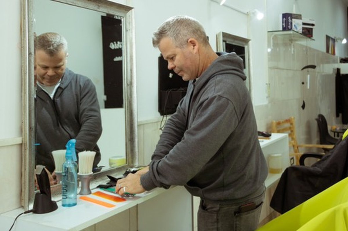 Rosario vive en San Vicente y es peluquero desde los 11 años.