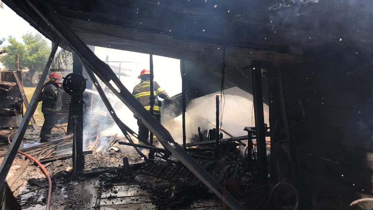 Los Bomberos de Almirante Brown también trabajaron en un incendio de una vivienda en Burzaco.