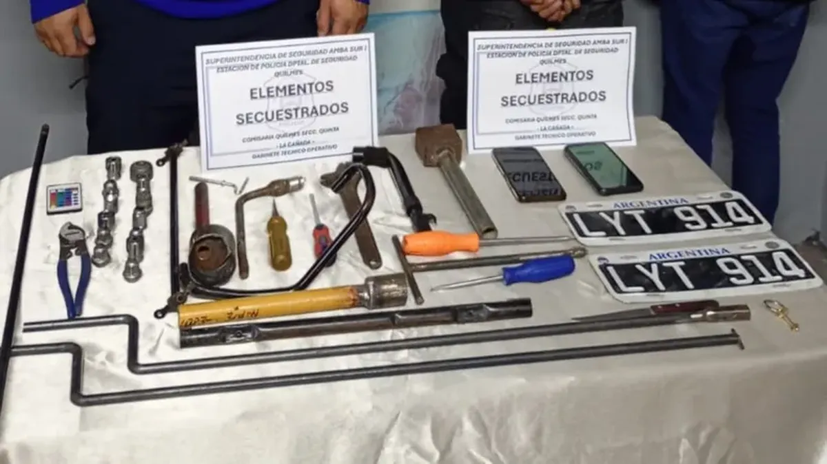 La camioneta había sido robada en Villa Galicia y fue interceptada en Quilmes.