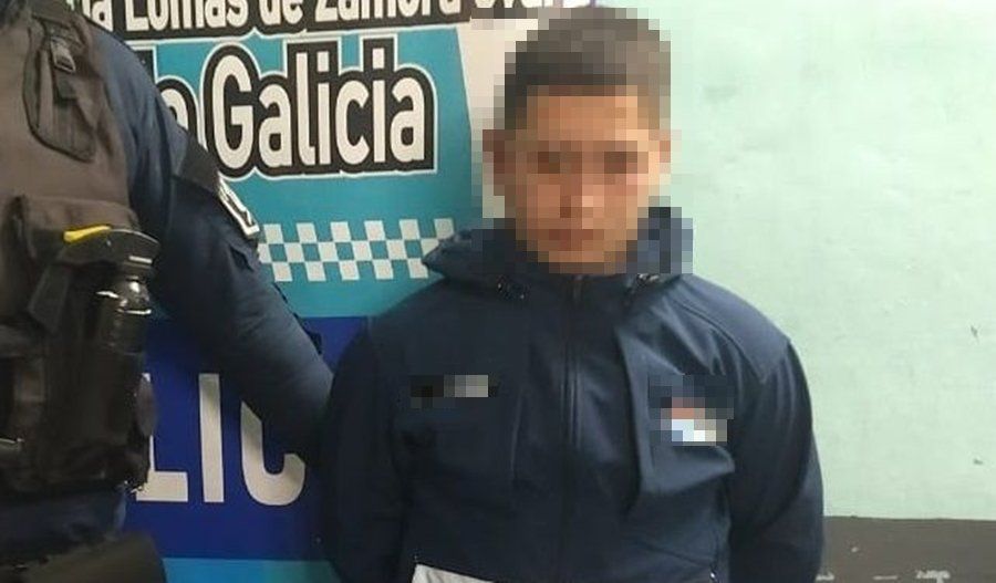 Uno de los hombres detenidos en Banfield tras el escándalo.