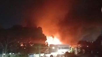 Incendio de gran magnitud destruyó una fábrica en Luis Guillón: trabajaron Bomberos de toda la región