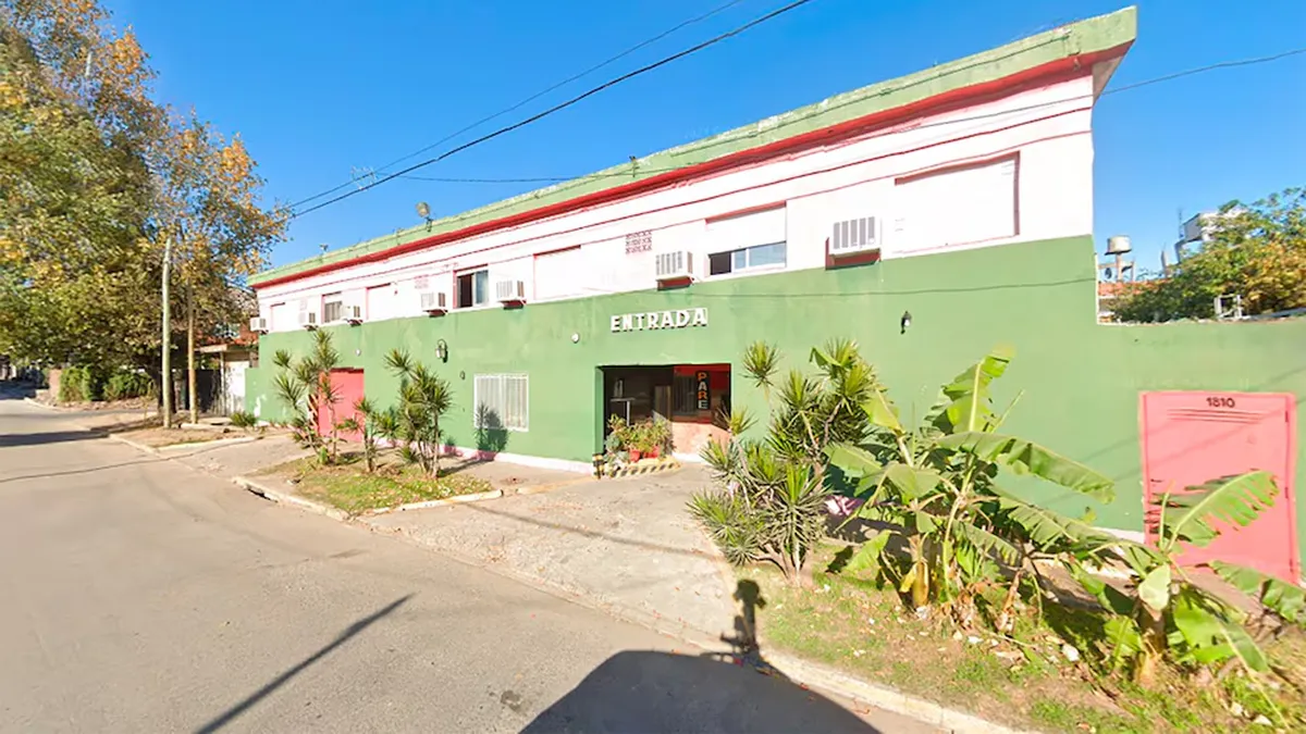 El hotel donde ocurrió el crimen en Ingeniero Budge. 