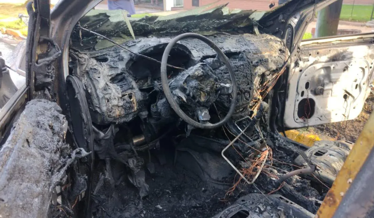 Grave incendio de un auto en Lomas