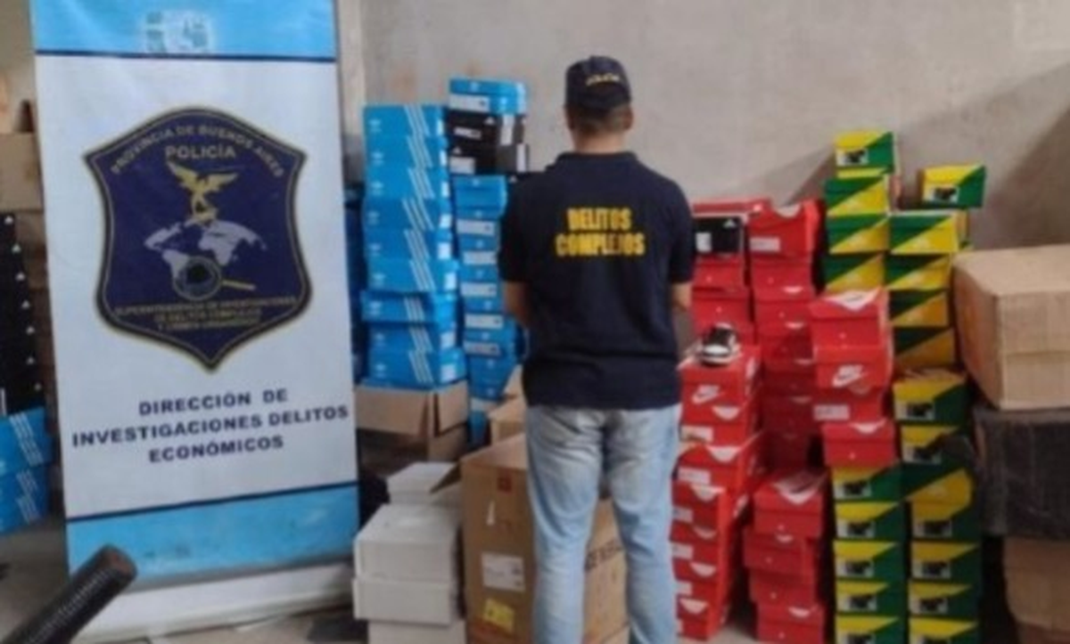 Las autoridades encontraron numerosas cantidades de zapatillas.