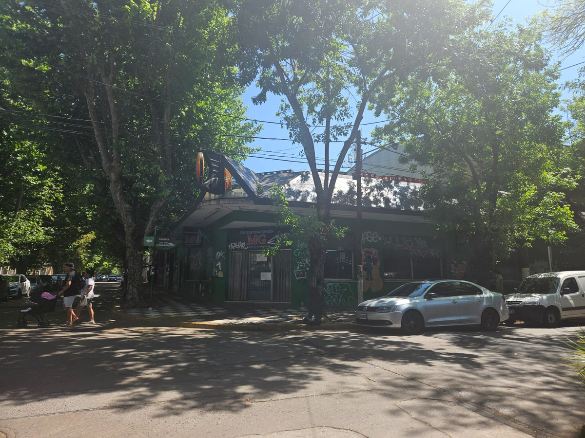 El local se encuentra ubicado entre las calles Rodríguez y Cardeza, en el centro de Monte Grande.