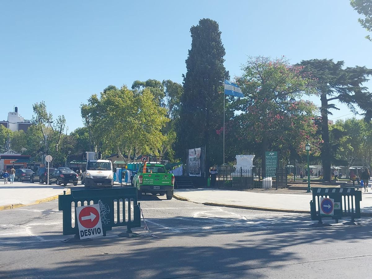 Debido a la exhibición y los preparativos, las calles que rodean la plaza se encuentran cerradas al tránsito.