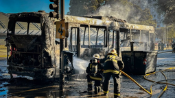 feroz incendio de un colectivo en constitucion: quedo destruido