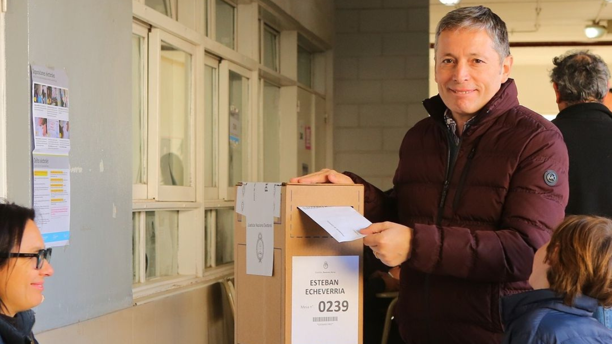 El intendente de Esteban Echeverr&iacute;a, Fernando Gray, votando en las Primarias del 13 de agosto.