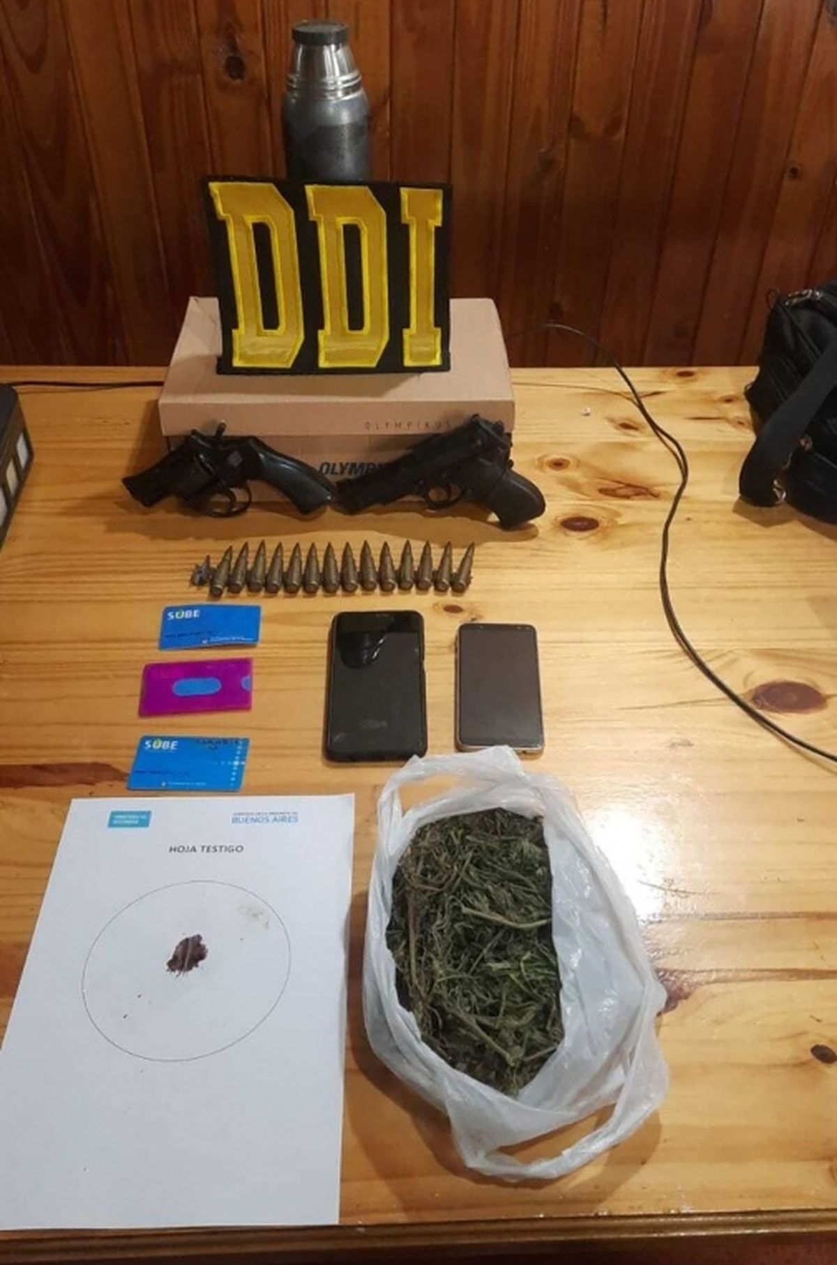 Armas, marihuana, celulares y tarjetas SUBE incautadas por la DDI de Lomas de Zamora.