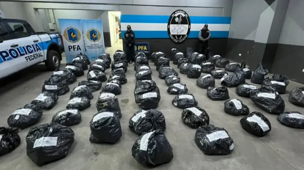 La Policía Federal allanó 25 puestos de la feria de Larroque y secuestró mercadería presuntamente falsificada.