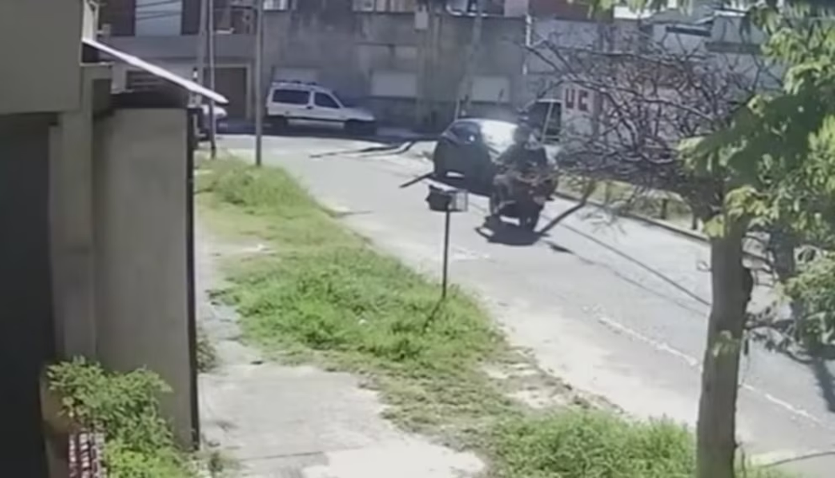 Las imágenes del hecho ocurrido en Lanús fueron captadas por cámaras de seguridad. 