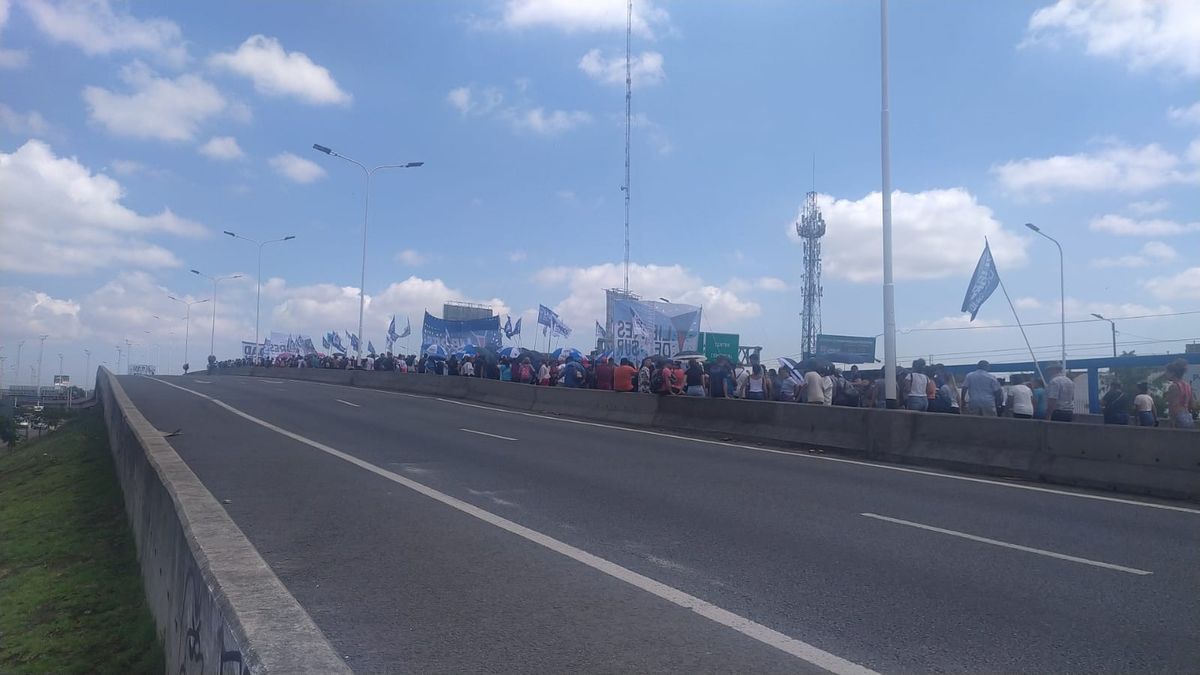 Lomas: cerca de 1.000 manifestantes realizan un corte total del puente La Noria