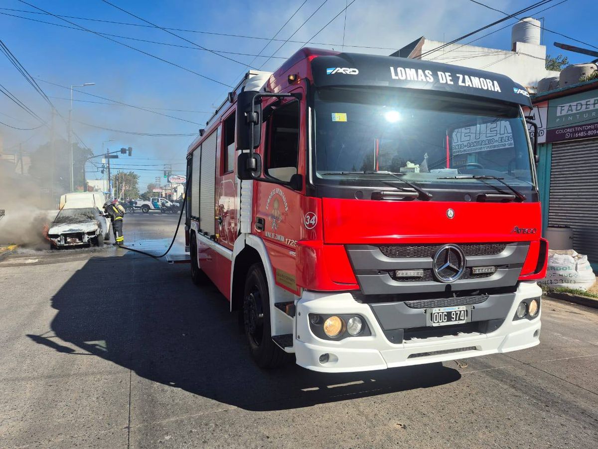Vecinos alertaron a los bomberos al ver la camioneta envuelta en llamas.